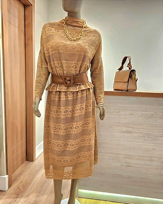 Conjunto saia midi e blusa em malha crochê