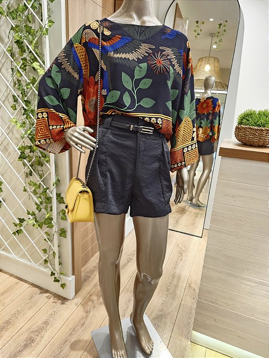 Blusa manga 3/4 estampa tropical fundo preto