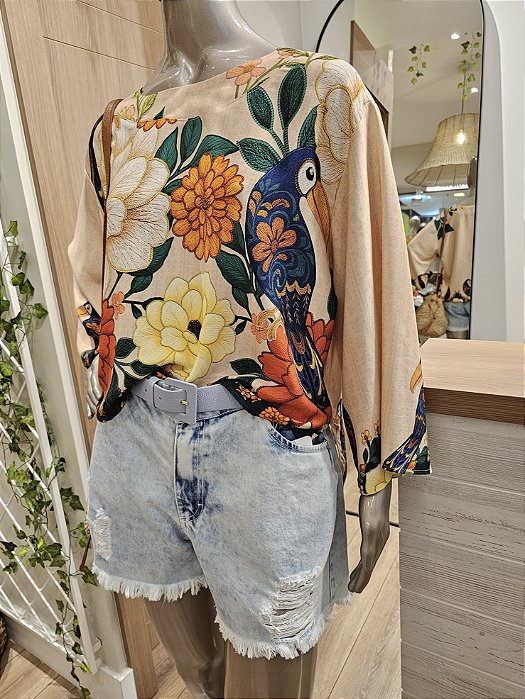 Blusa manga 3/4 estampa tropical fundo claro