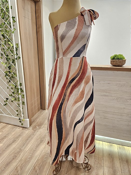 Vestido longuete ombro assimétrico tons terrosos