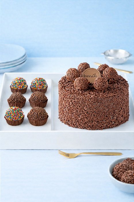 Festa na Caixa - Bolo Brigadeiro 500g, 3 brigadeiros tradicionais e 3 brigadeiros dragê