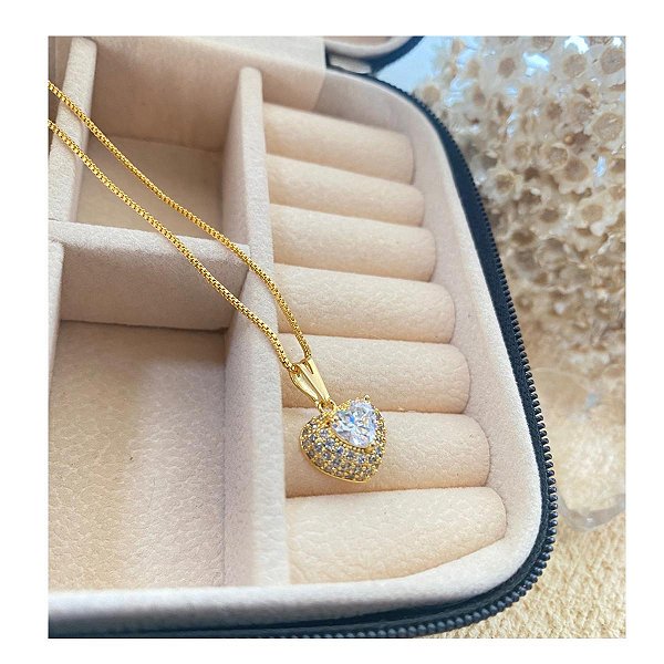 Colar Coração Cravejado com Strass Folheado a Ouro