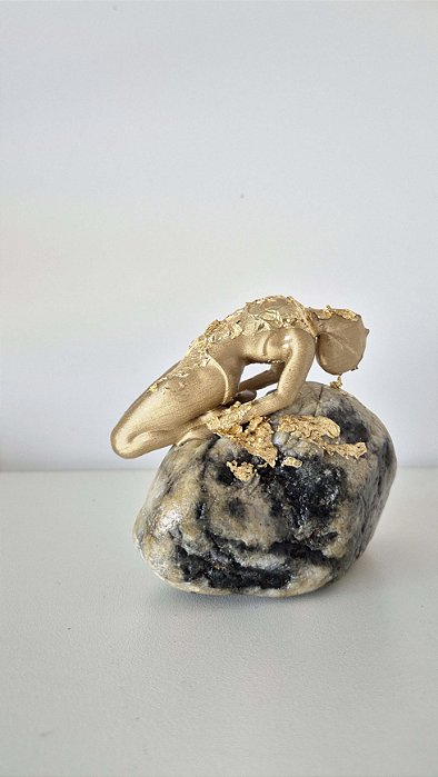 água que corre entre pedras | obra única | do lugar onde estou, já fui embora