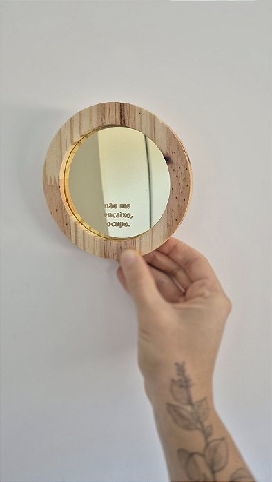 não me encaixo, ocupo | espelho com moldura