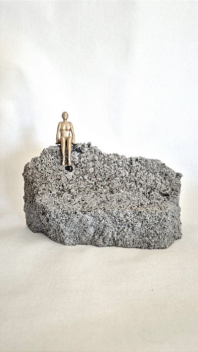 a que descansa sobre a pedra | brotei do concreto | obra única