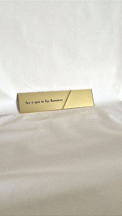 faz o que te faz florescer| acrílico dourado espelhado | Lâminas de Poesia