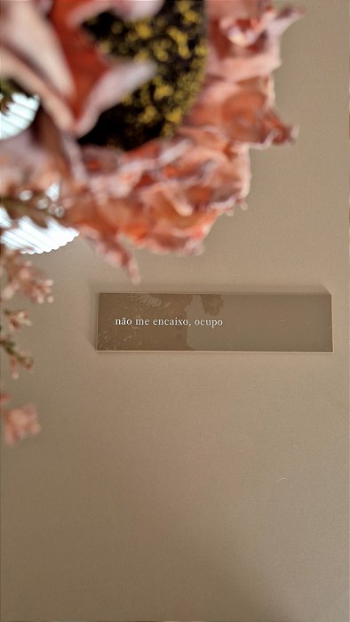 não me encaixo, ocupo | acrílico chocolate | Lâminas de Poesia