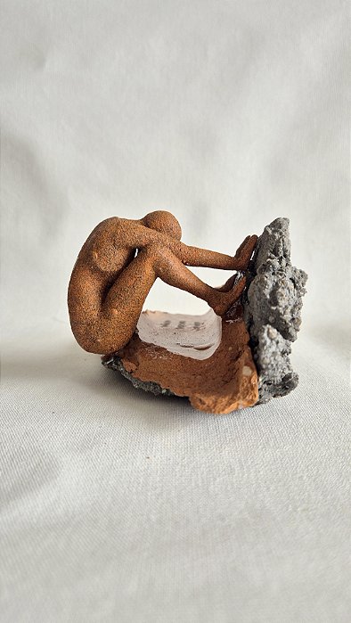 tijolo não me encaixo| obra única | telha, teto, afeto