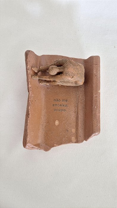 não me encaixo | cortén | obra única | telha, teto, afeto