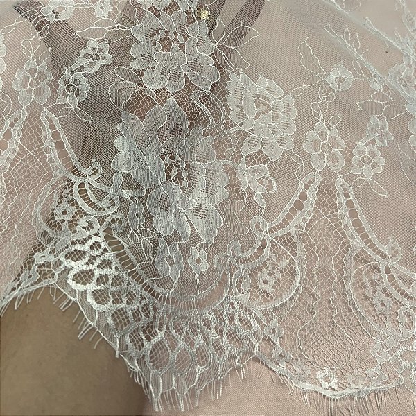 Renda Chantilly 40002 Off White - valor referente peça de 3 metros