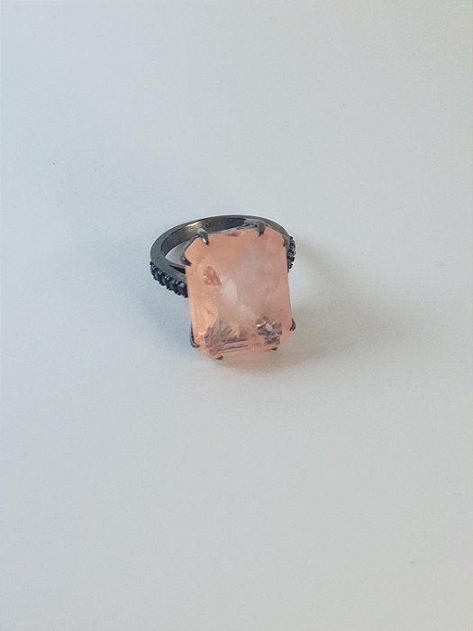 ANEL ANNE QUARTZO ROSA RETANGULAR COM ZIRCONIAS PRETA