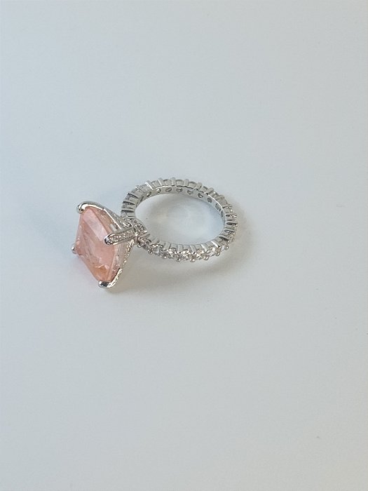 ANEL SOLITÁRIO QUADRADO QUARTZO ROSA TODO CRAVEJADO EM ZIRCONIAS