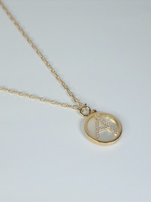 COLAR LUNA LETRA COM FUNDO MADREPEROLA "A" - 45 CM COM EXTENSOR