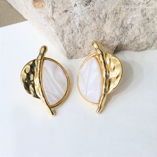 BRINCO MEIA LUA COM ACRÍLICO