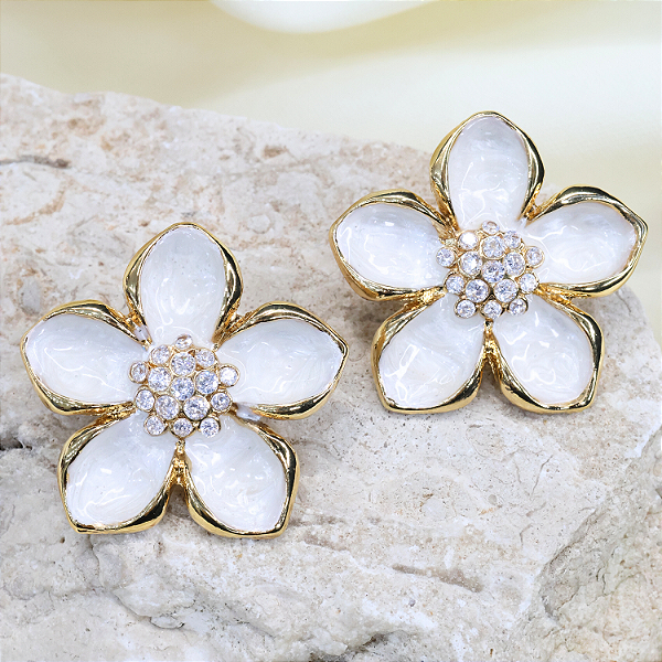 BRINCO FLOR ESMALTADA COM ZIRCÔNIA