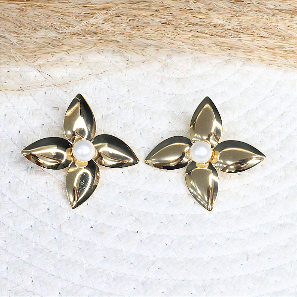 BRINCO FLOR COM PÉROLA SHELL AO CENTRO