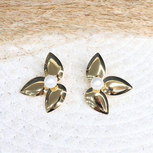 BRINCO MEIA FLOR COM MIOLO EM PÉROLA SINTÉTICA