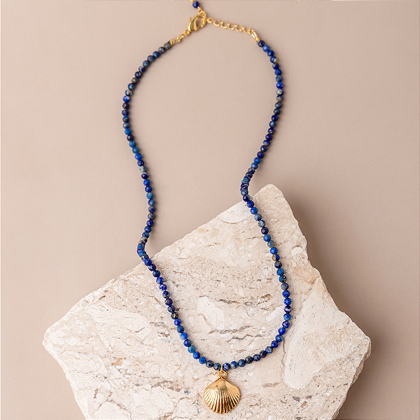 Colar Lápis Lazuli: Mistério e Beleza com Pingente de Concha