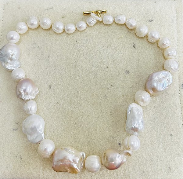 Colar com pérolas naturais