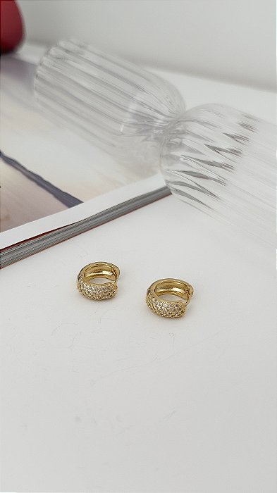Argola tradicional com zircônias