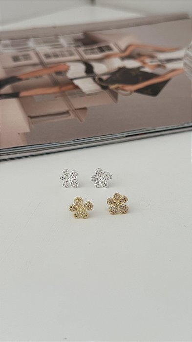 Brinco de flor cravejado
