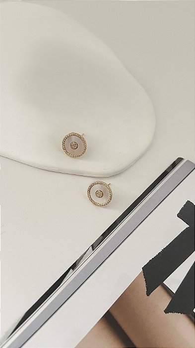 Brinco circular em madrepérola e zirconia