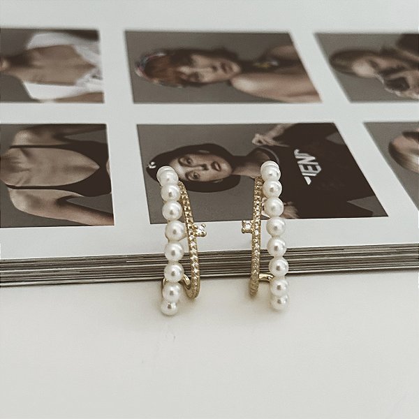 Brinco ear hook em pérolas