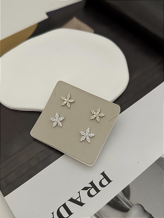 Brinco Mini Flor Cravejado