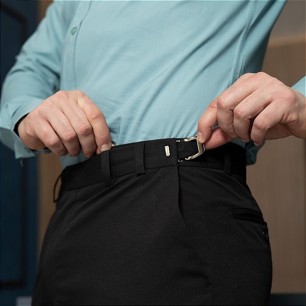 Calça de Poliviscose Preta com Ajuste lateral para 2 numerações maiores ou menores