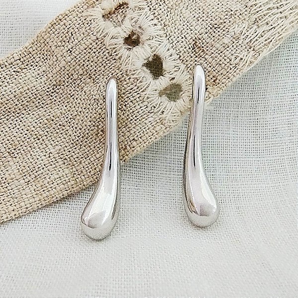 Brinco Gota Lisa Longa Ouro Branco - Semijoia