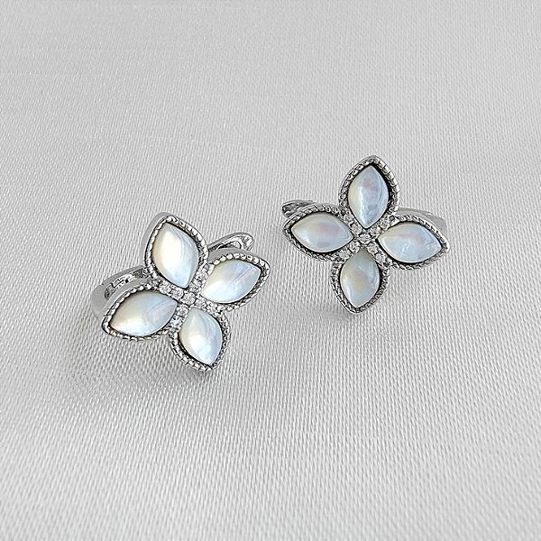 Brinco Pétalas Madrepérola - Prata