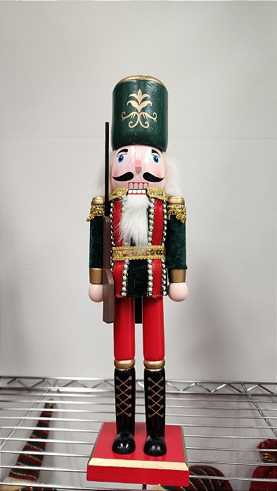 QUEBRA NOZES EM MADEIRA E TECIDO 38 CM