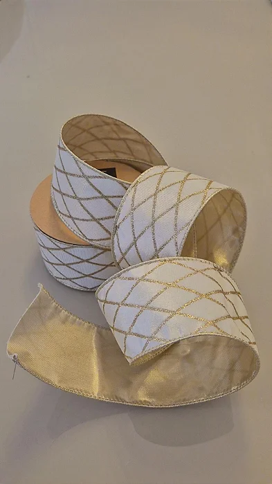 Fita Decorativa de Veludo Creme Fundo dourado