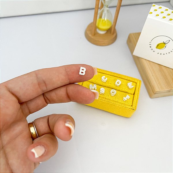 Pingente letra cravejada