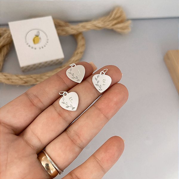 Pingente coração com letrinha e ramo