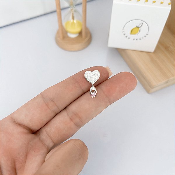 Pingente coração cravejado com menina