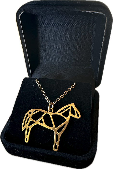 Corrente com Pingente de Cavalo, em inox, folhada a ouro 18k