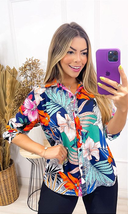 Blusa de Crepe com Manga Longa e Detalhe Floral