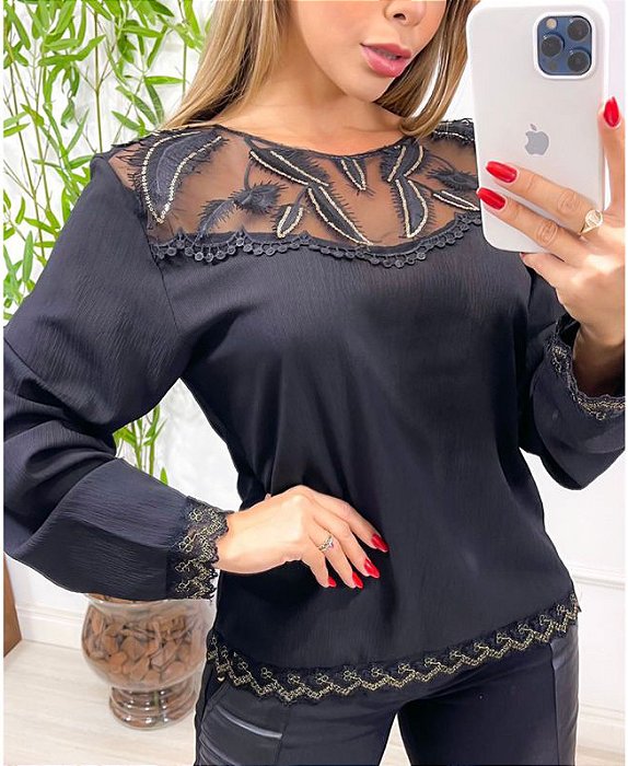 Blusa Crepe com Tule no Busto e Manga Longa