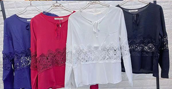 Blusa de Chiffon com Detalhe em Renda e Manga Longa