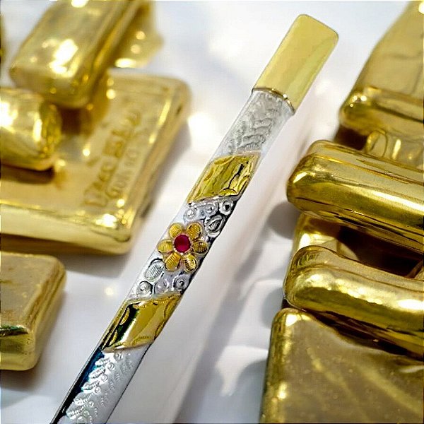 Bomba Chimarrão Prata 600 com 02 chapinhas de ouro e 1 flor de ouro com pedra vermelha