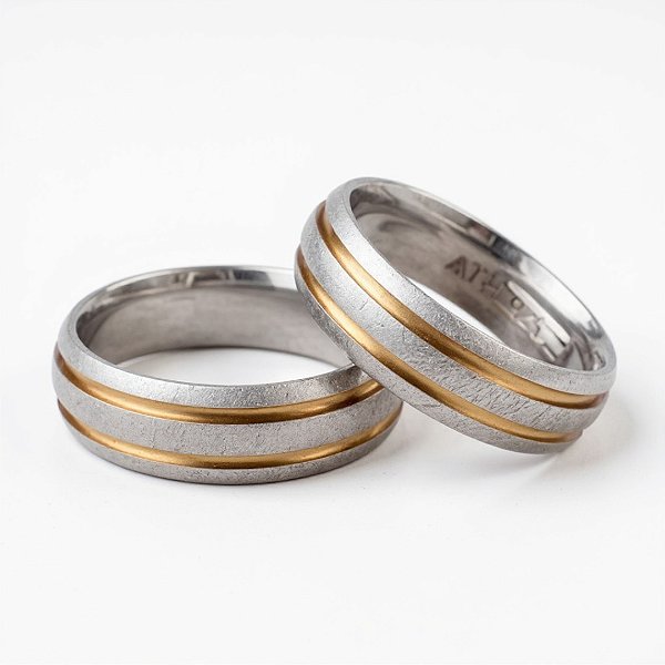 Par aliança acetinada com dois frisos em ouro em prata de Lei