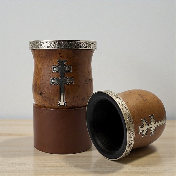 Cuia Premium Bago de Touro em Porongo Natural | Detalhes em Alpaca e Cruz Missioneira Entalhada