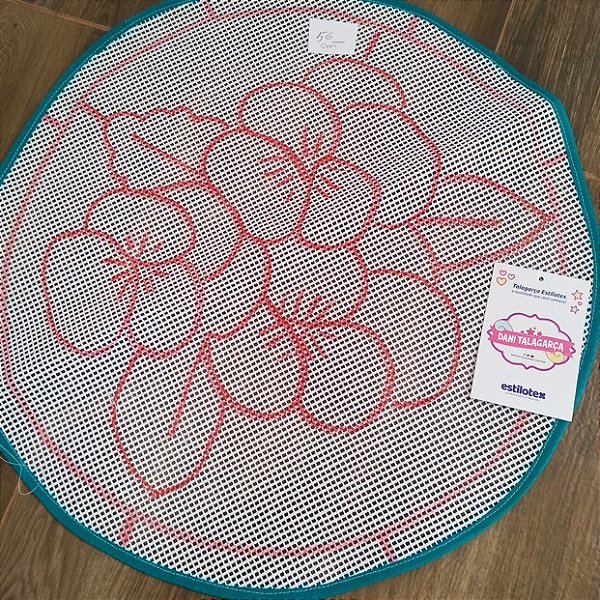 Talagarça desenhada trio de flores redondo 60 cm/Dani talagarça
