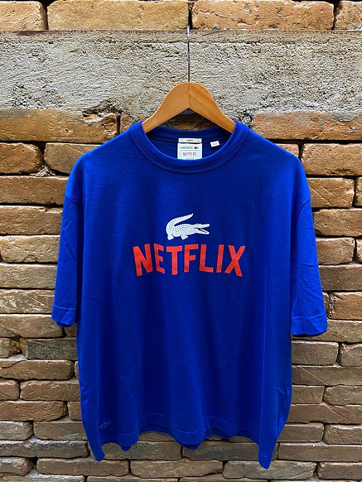 CAMISETA LACOSTE NETFLIX