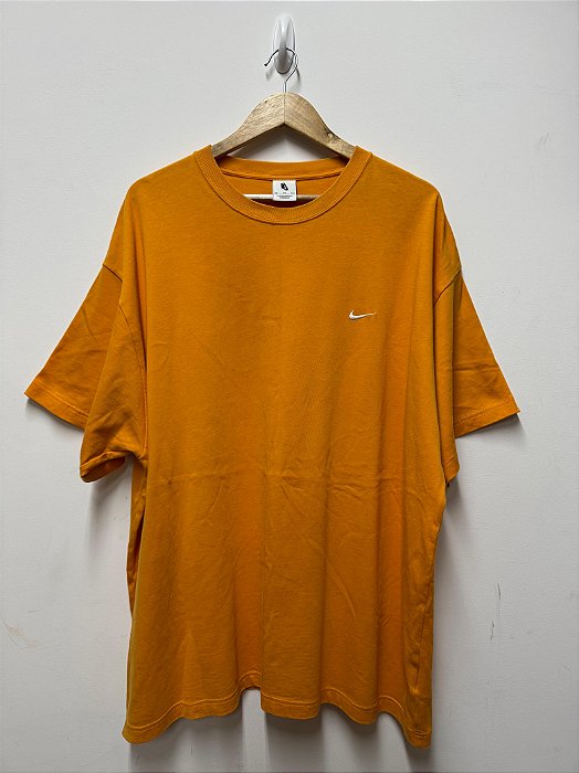 CAMISETA NIKELAB ESSENTIALS SOLO SWOOSH LARANJA