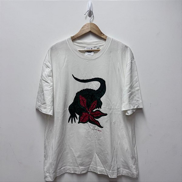 CAMISETA LACOSTE X NETFLIX STRANGER THINGS