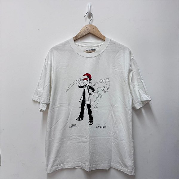 CAMISETA UNIQLO POKEMON MASTERS EX CHARIZARD BRANCA