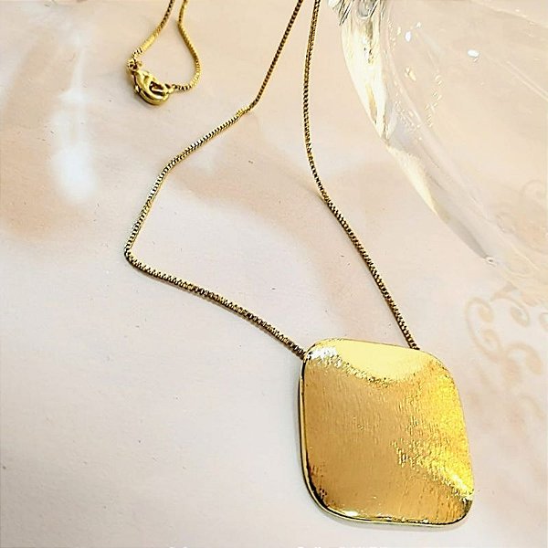COLAR 70CM COM PINGENTE CHAPA CONCAVA QUADRADA TEXTURIZADA 8,4 GR 18K