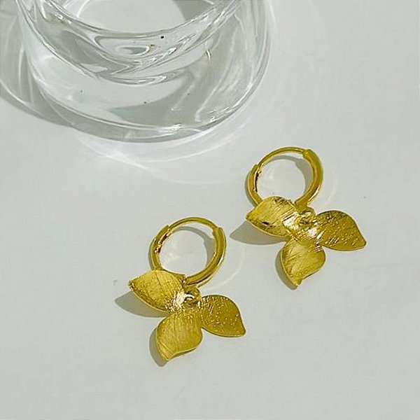 BRINCO ARGOLINHA COM PENDENTE MEIA FLOR FOSCA, EST